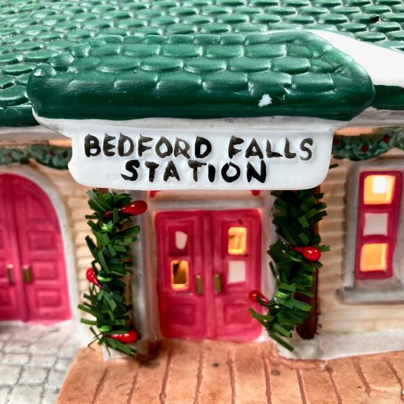 Bedford Falls Train Station Illuminated Hand painted indoor Christmas display - Picture 3 of 9